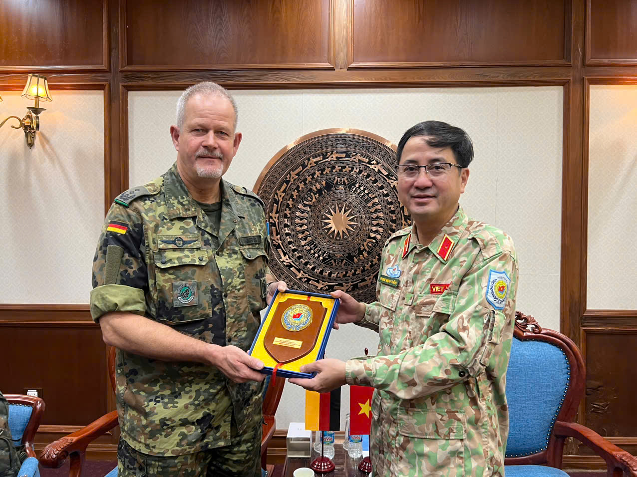 /UploadStore/admin/251208 duc/2. Meeting with VNDPKO DG.jpg